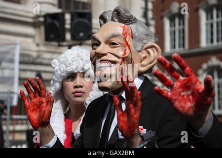 London, UK. 6. Juli 2016. Demonstrant tragen ein Tony Blair Gummimasken mit blutigen Händen außerhalb der Queen Elizabeth II Conference Centre, London, wo die Veröffentlichung der Chilcot-Untersuchung in den Irak-Krieg stattfindet. Bildnachweis: Lebendige Bilder/Alamy Live-Nachrichten Stockfoto