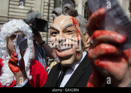 London, UK. 6. Juli 2016. Demonstrant tragen ein Tony Blair Gummimasken mit blutigen Händen außerhalb der Queen Elizabeth II Conference Centre, London, wo die Veröffentlichung der Chilcot-Untersuchung in den Irak-Krieg stattfindet. Bildnachweis: Lebendige Bilder/Alamy Live-Nachrichten Stockfoto