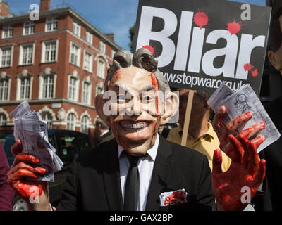 London, UK. 6. Juli 2016. Demonstrant tragen ein Tony Blair Gummimasken mit blutigen Händen außerhalb der Queen Elizabeth II Conference Centre, London, wo die Veröffentlichung der Chilcot-Untersuchung in den Irak-Krieg stattfindet. Bildnachweis: Lebendige Bilder/Alamy Live-Nachrichten Stockfoto