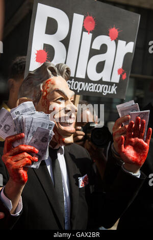 London, UK. 6. Juli 2016. Demonstrant tragen ein Tony Blair Gummimasken mit blutigen Händen außerhalb der Queen Elizabeth II Conference Centre, London, wo die Veröffentlichung der Chilcot-Untersuchung in den Irak-Krieg stattfindet. Bildnachweis: Lebendige Bilder/Alamy Live-Nachrichten Stockfoto