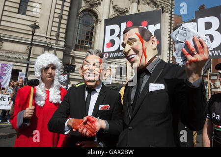 London, UK. 6. Juli 2016. Demonstranten mit Tony Blair und George Bush Gummimasken und blutigen Hände außerhalb der Queen Elizabeth II Conference Centre, London, wo die Veröffentlichung der Chilcot-Untersuchung in den Irak-Krieg stattfindet. Bildnachweis: Lebendige Bilder/Alamy Live-Nachrichten Stockfoto