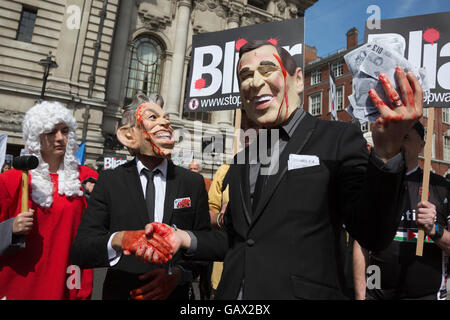 London, UK. 6. Juli 2016. Demonstranten mit Tony Blair und George Bush Gummimasken und blutigen Hände außerhalb der Queen Elizabeth II Conference Centre, London, wo die Veröffentlichung der Chilcot-Untersuchung in den Irak-Krieg stattfindet. Bildnachweis: Lebendige Bilder/Alamy Live-Nachrichten Stockfoto