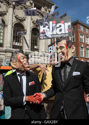 London, UK. 6. Juli 2016. Demonstranten mit Tony Blair und George Bush Gummimasken und blutigen Hände außerhalb der Queen Elizabeth II Conference Centre, London, wo die Veröffentlichung der Chilcot-Untersuchung in den Irak-Krieg stattfindet. Bildnachweis: Lebendige Bilder/Alamy Live-Nachrichten Stockfoto