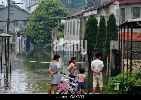 Yueyang. 6. Juli 2016. Foto aufgenommen am 6. Juli 2016 zeigt überfluteten Häuser in Baishiling Dorf in Yueyang Stadt, Zentral-China Provinz Hunan. Von Dauerregen betroffen, erlitt das Dorf eine starke Staunässe. Mehr als 400 Einwohner haben derzeit verlegt. Bildnachweis: Lange Hongtao/Xinhua/Alamy Live-Nachrichten Stockfoto