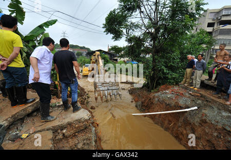 Yueyang, Chinas Hunan Provinz. 6. Juli 2016. Retter versuchen zu graben ein Notfall Entwässerungskanal in Baishiling Dorf in Yueyang Stadt, Zentral-China Provinz Hunan, 6. Juli 2016. Von Dauerregen betroffen, erlitt das Dorf eine starke Staunässe. Mehr als 400 Einwohner haben derzeit verlegt. Bildnachweis: Lange Hongtao/Xinhua/Alamy Live-Nachrichten Stockfoto