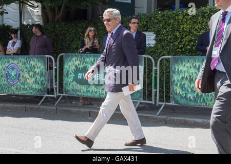 Wimbledon London, UK. 6. Juli 2016. Vater Michael Middleton, Kate The Duchess of Cambridge und Großvater an Prinzen George und Charlotte kommt am 10. Tag des 2016 Wimbledon Tennis-Meisterschaften: Amer Ghazzal/Alamy Live-Nachrichten Stockfoto