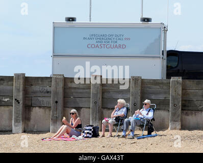 Dorset, UK. 6. Juli 2016. UK-Wetter: Menschen genießen das Wetter in West Bay in Dorset Credit: Dorset Media Service/Alamy Live News Stockfoto