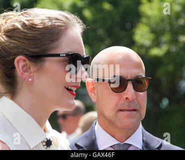 Wimbledon London, UK. 6. Juli 2016. US-amerikanischer Schauspieler Stanley Tucci in Wimbledon mit Frau Felicity Blunt am 10. Tag des 2016 Wimbledon Tennis-Meisterschaften kommt: Amer Ghazzal/Alamy Live-Nachrichten Stockfoto