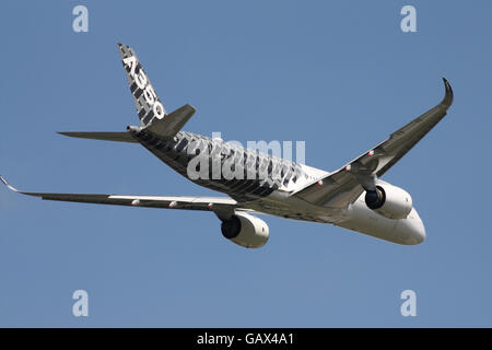 Farnborough, Großbritannien. 06. Juli 2016. Der Airbus A350-900 war durch seine Anzeige Routine zur Genehmigung, bevor es vor der Masse durchführen können! Quelle: Uwe Deffner/Alamy leben Nachrichten Stockfoto