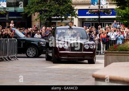 Dundee, Tayside, Scotland, UK. 6. Juli 2016. Ihre Majestät die Königin und seine königliche Hoheit Prinz Philip kommen bei den Handelskammern in den Stadtplatz heute während ihrer königlichen Besuch in Dundee. Bildnachweis: Dundee Photographics / Alamy Live News Stockfoto