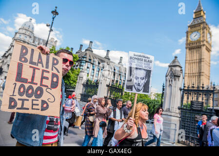 London, UK. 6. Juli 2016. Ein paar leidenschaftliche Demonstranten machen lautstark Protest vor den Toren Parliamnet - bringen die Ergebnisse der Chilcot-Inquirty in den Irak-Krieg Demonstranten gegen Tony Blairs Rolle darin, Parliament Square. Bildnachweis: Guy Bell/Alamy Live-Nachrichten Stockfoto