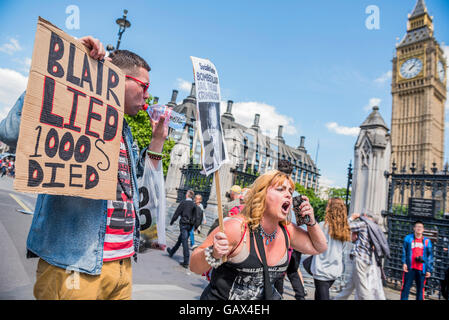 London, UK. 6. Juli 2016. Ein paar leidenschaftliche Demonstranten machen lautstark Protest vor den Toren Parliamnet - bringen die Ergebnisse der Chilcot-Inquirty in den Irak-Krieg Demonstranten gegen Tony Blairs Rolle darin, Parliament Square. Bildnachweis: Guy Bell/Alamy Live-Nachrichten Stockfoto