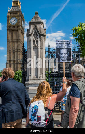 London, UK. 6. Juli 2016. Eine leidenschaftliche, pro Corbin, Demonstrant macht lautstarken Protest vor den Toren, Parlament - die Ergebnisse der Chilcot-Inquirty in den Irak-Krieg bringen Demonstranten gegen Tony Blairs Rolle darin, Parliament Square. Bildnachweis: Guy Bell/Alamy Live-Nachrichten Stockfoto