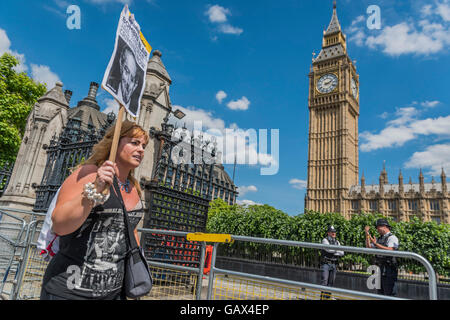 London, UK. 6. Juli 2016. Ein leidenschaftlicher Reformator macht lautstarken Protest vor den Toren, Parlament - die Ergebnisse der Chilcot-Inquirty in den Irak-Krieg bringen Demonstranten gegen Tony Blairs Rolle darin, Parliament Square. Bildnachweis: Guy Bell/Alamy Live-Nachrichten Stockfoto