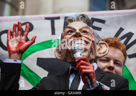 London, UK. 6. Juli 2016. Ein Demonstrant mit Tony Blair Maske mit blutigen Händen Adressen Demonstranten warten auf die Veröffentlichung des Berichts Chilcot außerhalb der Königin Elizabeth II. Der Protest wurde von Stop The War Coalition organisiert. Bildnachweis: Mark Kerrison/Alamy Live-Nachrichten Stockfoto