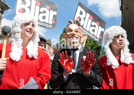 London, UK. 6. Juli 2016. Ein Demonstrant mit Tony Blair Maske mit blutigen Händen darauf wartet, dass die Veröffentlichung des Berichts Chilcot außerhalb der Königin Elizabeth II. Der Protest wurde von Stop The War Coalition organisiert. Bildnachweis: Mark Kerrison/Alamy Live-Nachrichten Stockfoto