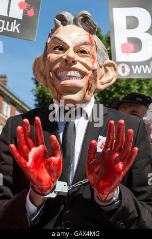 London, UK. 6. Juli 2016. Ein Demonstrant mit Tony Blair Maske mit blutigen Händen darauf wartet, dass die Veröffentlichung des Berichts Chilcot außerhalb der Königin Elizabeth II. Der Protest wurde von Stop The War Coalition organisiert. Bildnachweis: Mark Kerrison/Alamy Live-Nachrichten Stockfoto