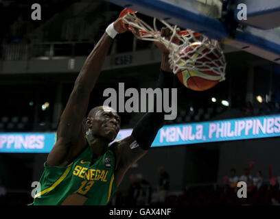 Pasay City, Philippinen. 6. Juli 2016. Hamady Ndiaye Senegals tunkt den Ball gegen Kanada während ihrer FIBA Olympischen Qualifikationsturnier in Pasay City, Philippinen, 6. Juli 2016. Kanada gewann 58-55. © Rouelle Umali/Xinhua/Alamy Live-Nachrichten Stockfoto