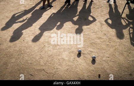 Paris, Frankreich. 4. Juli 2016. Menschen Spiel das Ball Boule im Garten des Louvre in Paris, Frankreich, 4. Juli 2016. Foto: PETER KNEFFEL/Dpa/Alamy Live News Stockfoto