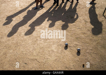 Paris, Frankreich. 4. Juli 2016. Menschen Spiel das Ball Boule im Garten des Louvre in Paris, Frankreich, 4. Juli 2016. Foto: PETER KNEFFEL/Dpa/Alamy Live News Stockfoto