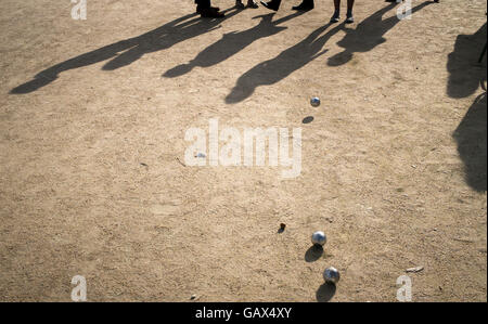 Paris, Frankreich. 4. Juli 2016. Menschen Spiel das Ball Boule im Garten des Louvre in Paris, Frankreich, 4. Juli 2016. Foto: PETER KNEFFEL/Dpa/Alamy Live News Stockfoto