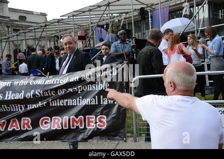 Eine verwirrte Alex Salmond vor Königin Elizabeth II Halle nach der Veröffentlichung der Chilcot-Untersuchung. Stockfoto