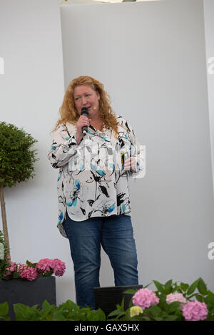 Hampton Court, UK. 6. Juli 2016. Gärtner Charlie Dimmock in der RHS Hampton Court Palace Flower Sho Credit: Keith Larby/Alamy Live-Nachrichten Stockfoto