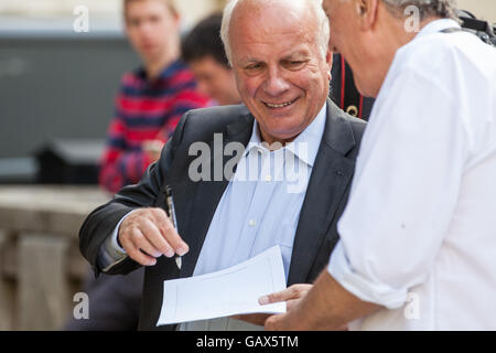 London, UK. 6. Juli 2016. Greg Dyke, Vorsitzender des Fachverbandes Fußball, unterzeichnet am Tag der Veröffentlichung des Berichts Chilcot ein Autogramm außerhalb des Parlaments. Bildnachweis: Mark Kerrison/Alamy Live-Nachrichten Stockfoto