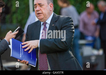 London, UK. 6. Juli 2016. Alex Salmond, SNP MP für Gordon, außerhalb des Parlaments mit einer Kopie der Zusammenfassung des Berichts Chilcot. Er rief nur für rechtliche Schritte gegen den ehemaligen Premierminister Tony Blair. Bildnachweis: Mark Kerrison/Alamy Live-Nachrichten Stockfoto