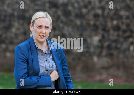 London, UK. 6. Juli 2016. Mhairi Black, SNP MP für Paisley und Renfrewshire South, außerhalb des Parlaments am Tag der Veröffentlichung des Berichts Chilcot. Bildnachweis: Mark Kerrison/Alamy Live-Nachrichten Stockfoto