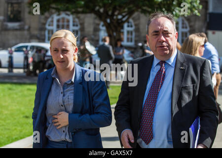 London, UK. 6. Juli 2016. Mhairi Black, SNP MP für Paisley und Renfrewshire Süd und Alex Salmond, SNP MP für Gordon, außerhalb des Parlaments am Tag der Veröffentlichung des Berichts Chilcot. Rechtliche Schritte gegen den ehemaligen Premierminister Tony Blair hatte Alex Salmond gerade gefordert. Bildnachweis: Mark Kerrison/Alamy Live-Nachrichten Stockfoto