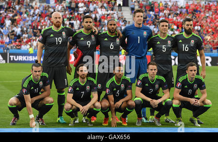 Lyon, Frankreich. 6. Juli 2016. Team von Wales (hinten L-R) James Collins, Hal Robson-Kanu, Ashley Williams, Torhüter Wayne Hennessey, James Chester, Joe Ledley (Front L-R) Gareth Bale, Joe Allen, Neil Taylor, Chris Gunter, Andy King Pose für das Teamfoto vor der UEFA EURO 2016 Semi final Fußballspiel zwischen Portugal und Wales am Stade de Lyon in Lyon, Frankreich, 6. Juli 2016. Foto: Arne Dedert/Dpa/Alamy Live-Nachrichten Stockfoto