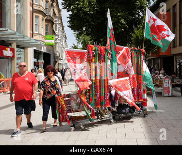 Cardiff, Wales, UK. 6. Juli 2016. Straßenhändler verkaufen waren im Zentrum von Cardiff heute vor der Wales - Portugal-Spiel heute Abend 6. Juli 2016 Credit: Timothy Large/Alamy Live News Stockfoto