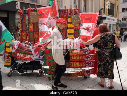 Cardiff, Wales, UK. 6. Juli 2016. Straßenhändler verkaufen waren im Zentrum von Cardiff heute vor der Wales - Portugal-Spiel heute Abend 6. Juli 2016 Credit: Timothy Large/Alamy Live News Stockfoto