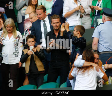 06.07.2016. all England Lawn-Tennis and Croquet Club, London, England. Wimbledon Tennis Championships Tag 10. David Beckham und Söhne Romeo und Cruz auf dem Centre Court heute für das Viertelfinale zwischen Federer und Cibulkova. Stockfoto