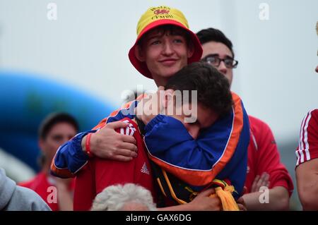 Aberystwyth Wales UK, Wales Mittwoch, 6. Juli 2016 hundert von avid Fußball Fans versammeln sich an der 6 m breite Bildschirm in der Fanzone von Aberystwyths Rugby Club Watch, die ihrerseits gegen Portugal im Halbfinale der Euro2016-Fußball-Wettbewerb spielen.  Seit 1958 nicht für ein großes Turnier qualifiziert, haben Wales die Kritiker verwechselt und begeistert ihre Fans mit ihrer Serie von Siegen, und am Ende als Portugal zweimal, mit der zweiten Halbzeit Tore von Renaldo und Nani erzielte.   Bildnachweis: Keith Morris / Alamy Live News Stockfoto