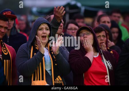 Aberystwyth Wales UK, Wales Mittwoch, 6. Juli 2016 hundert von avid Fußball Fans versammeln sich an der 6 m breite Bildschirm in der Fanzone von Aberystwyths Rugby Club Watch, die ihrerseits gegen Portugal im Halbfinale der Euro2016-Fußball-Wettbewerb spielen.  Seit 1958 nicht für ein großes Turnier qualifiziert, haben Wales die Kritiker verwechselt und begeistert ihre Fans mit ihrer Serie von Siegen, und am Ende als Portugal zweimal, mit der zweiten Halbzeit Tore von Renaldo und Nani erzielte.   Bildnachweis: Keith Morris / Alamy Live News Stockfoto