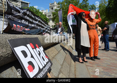 London, UK. 6. Juli 2016. Anti-Blair Demonstranten ihre Gefühle nach der Veröffentlichung der Chilcot Untersuchung bekannt zu machen. Bildnachweis: Paul Smyth/Alamy Live-Nachrichten Stockfoto