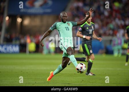 Lyon, Frankreich. 6. Juli 2016. Fußball-Europameisterschaft Halbfinale. Portugal vs. Wales. Danilo (Por) bekommt sein Kreuz im Feld © Action Plus Sport/Alamy Live News Stockfoto