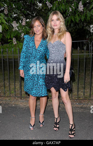 London, UK. 6. Juli 2016. Serpentin Sommerfest in London.  Jade Jagger, Georgia May Jagger Teilnehmer der Serpentine Sommer-Party in London Mittwoch, 6. Juli 2016 Credit: Peter Phillips/Alamy Live News Stockfoto