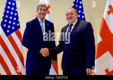 US-Außenminister John Kerry schüttelt Hände mit georgischen Präsidenten Giorgi Margvelashvili vor einem bilateralen Treffen am Präsidentenpalast 6. Juli 2016 in Tiflis, Georgien. Kerry ist in Georgien für die US-Georgia strategische Partnerschaft Sitzung der Kommission. Stockfoto