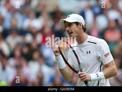 London, UK. 6. Juli 2016. Andy Murray aus Großbritannien feiert am 6. Juli 2016 im Herreneinzel Viertelfinale mit Jo-Wilfried Tsonga von Frankreich am 9. Tag bei den Meisterschaften Wimbledon 2016 in London, Großbritannien. Bildnachweis: Han Yan/Xinhua/Alamy Live-Nachrichten Stockfoto