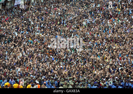 Puri. 6. Juli 2016. Tausende von Gläubigen Hindu versammeln, um dem Rath Yatra Festival in Puri, östlichen indischen Bundesstaat Odisha am 6. Juli 2016 feiern. Rath Yatra ist ein jährliches Festival, das Anhänger ziehen einen Wagen von Herrn Jagannatha, sein Bruder Balabhadra und Schwester Subhadra beinhaltet. Bildnachweis: Stringer/Xinhua/Alamy Live-Nachrichten Stockfoto