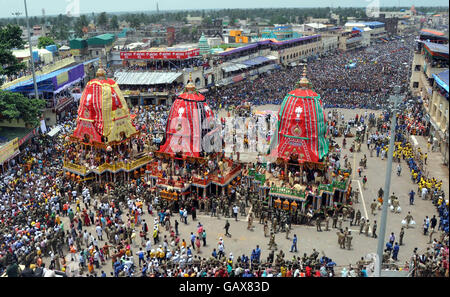 Puri. 6. Juli 2016. Tausende von Gläubigen Hindu versammeln, um dem Rath Yatra Festival in Puri, östlichen indischen Bundesstaat Odisha am 6. Juli 2016 feiern. Rath Yatra ist ein jährliches Festival, das Anhänger ziehen einen Wagen von Herrn Jagannatha, sein Bruder Balabhadra und Schwester Subhadra beinhaltet. Bildnachweis: Stringer/Xinhua/Alamy Live-Nachrichten Stockfoto