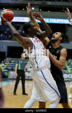 Pasay City, Philippinen. 6. Juli 2016. Mika Vukona (R) of New Zealand verteidigt Andray Blatche der Philippinen während ihrer 2016 FIBA Olympischen Männer Basketball-Qualifikationsturnier in Pasay City, Philippinen, 6. Juli 2016. © Rouelle Umali/Xinhua/Alamy Live-Nachrichten Stockfoto