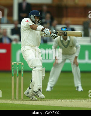 Cricket - England - Simbabwe - erster npower-Test. Englands Mark Butcher schlägt zu Stockfoto