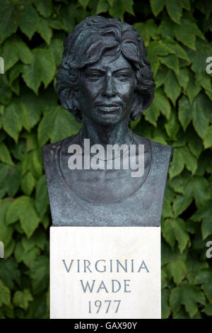 Tennis - Wimbledon Championships 2008 - Tag 1 - The All England Club. Statue des ehemaligen Champions Virginia Wade Stockfoto