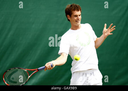 Der britische Meister Andy Murray in Aktion während einer Trainingseinheit für die Wimbledon Championships 2008 im All England Tennis Club in Wimbledon. Stockfoto