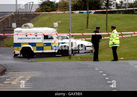 Polizeidienst von nordirischen Beamten nahe dem Tatort im Creggan Estate in Londonderry, wo am frühen Dienstag ein Mann getötet wurde. Emmett Shiels, 22, aus der Tyrconnell Street in Bogside, wurde im Bereich Bligh's Lane gedreht. Stockfoto