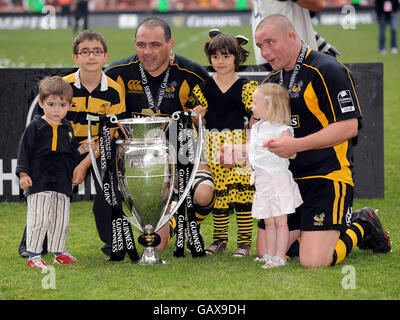 Raphael Ibanez (3. Links) und Phil Vickery (r) aus London feiern mit ihren Kindern nach dem Guinness Premiership Finale in Twickenham, London Stockfoto